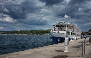 Yaz gününde Harbor Rovinj, Hırvatistan için turist tekne palamarla