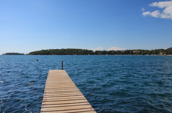 Molo di legno sulla spiaggia di Rovigno in Croazia — Foto Stock