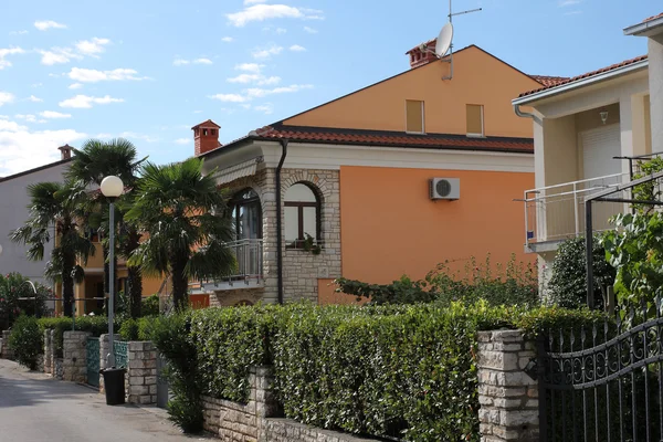 Edificio de apartamentos en el día soleado en Croacia — Foto de Stock