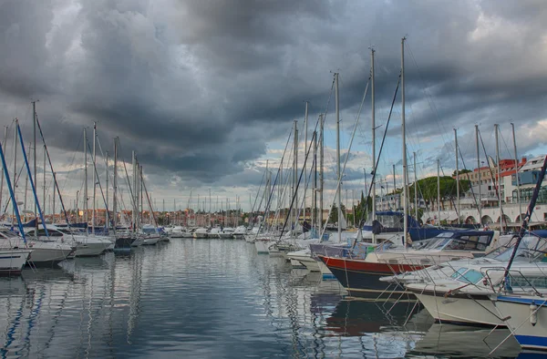 Hafen von Rovinj im Sommer bewölkt — Stockfoto