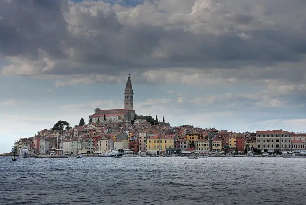 Cidade velha Rovinj no dia de verão na Croácia — Fotografia de Stock