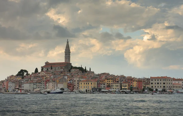 Portu Rovinj w pochmurny dzień lata — Zdjęcie stockowe