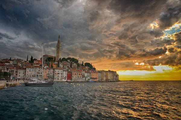Porto de Rovinj na noite nublada de verão na Croácia — Fotografia de Stock
