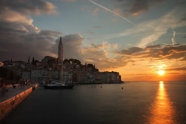 Hafen von Rovinj im Sonnenuntergang Sommer bewölkt Abend in Kroatien — Stockfoto