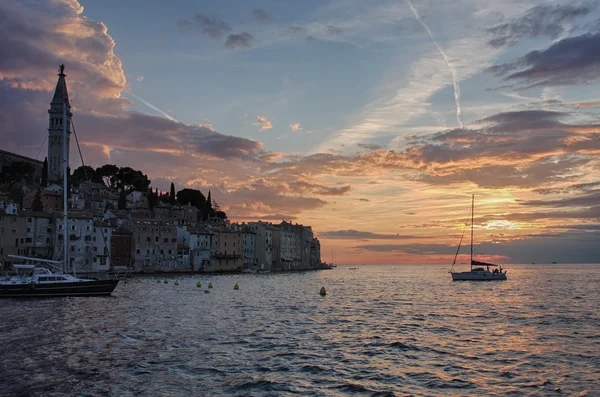 Porto de Rovinj no horário de pôr do sol na Croácia — Fotografia de Stock