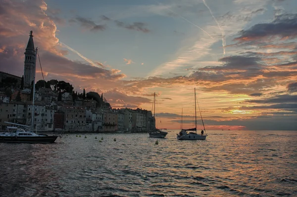 Port de Rovinj au coucher du soleil en Croatie — Photo