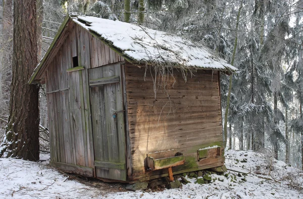 Casa de madeira para feno para alimentação de animais selvagens em neve para — Fotografia de Stock