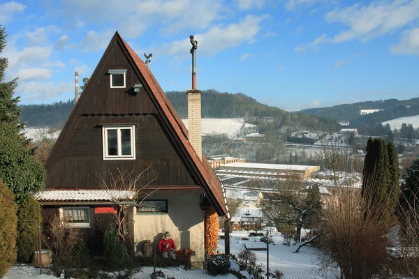 Casa de campo de pueblo jardín en invierno — Foto de Stock
