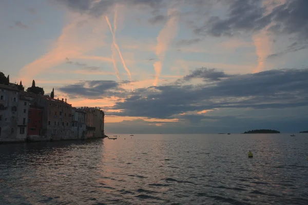 Porto de Rovinj à noite na Croácia . — Fotografia de Stock