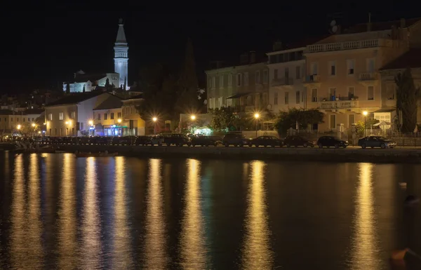 Hafen von Rovinj in der Nacht in Kroatien — Stockfoto