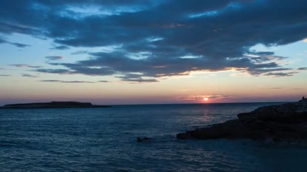 Puesta del sol del mar en Kamenjak en Croacia — Vídeo de stock