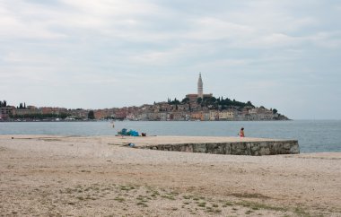 Rovinj Hırvatistan bulutlu gün kumsalda şehir