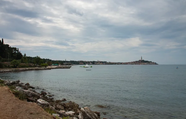 Klippiga kust, strand och gamla staden Rovinj i Kroatien — Stockfoto