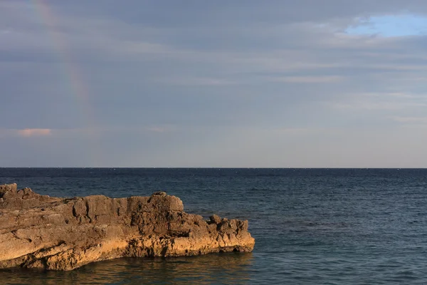 Arco iris sobre la costa rocosa en la península Kamenjak en Croacia —  Fotos de Stock