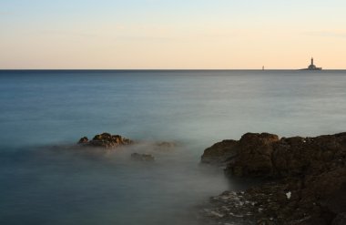 Kayalık sahil ve deniz fenerinde Hırvatistan Kamenjak