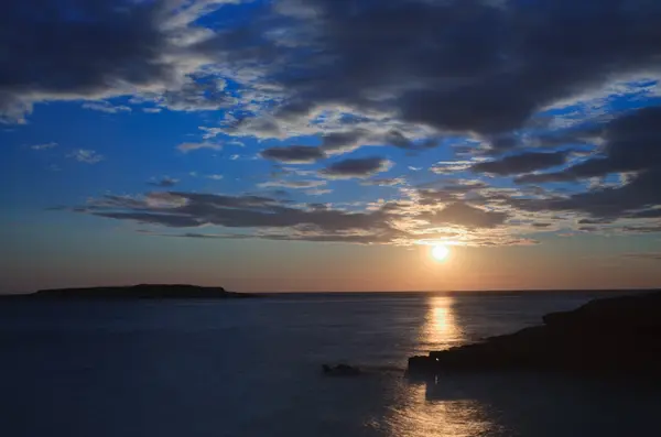 Puesta de sol sobre el mar durante la noche de verano en Croacia —  Fotos de Stock