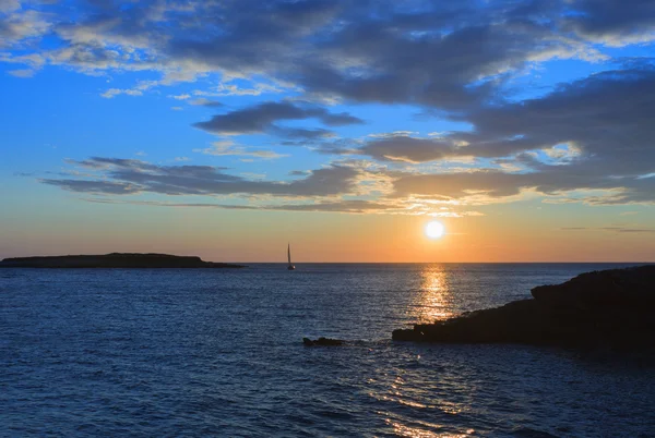 Pôr do sol sobre o mar durante a noite de verão na Croácia — Fotografia de Stock