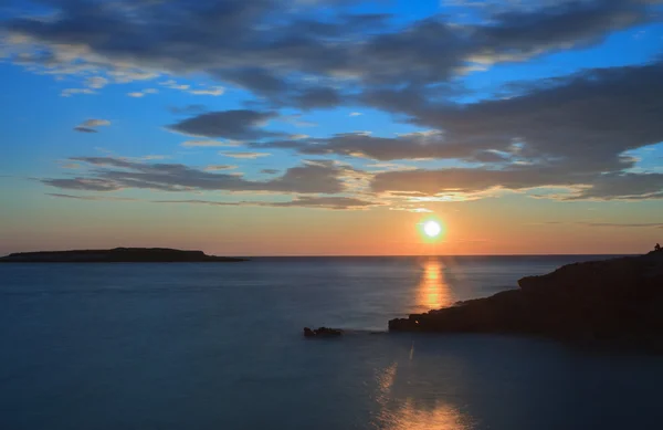 Puesta de sol sobre el mar durante la noche de verano en Croacia —  Fotos de Stock