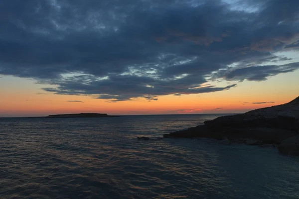 Cielo nocturno con nubes sobre el mar después del atardecer en Croacia —  Fotos de Stock