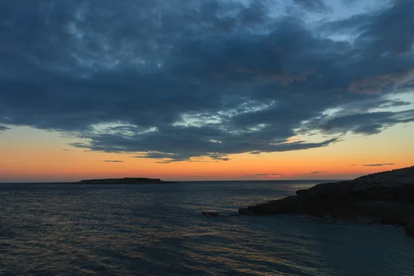 Cielo nocturno con nubes sobre el mar después del atardecer en Croacia —  Fotos de Stock