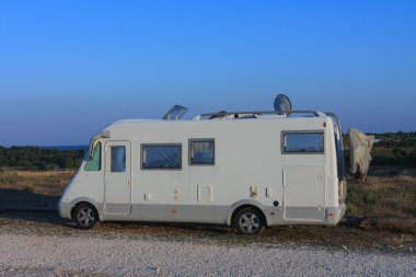 Gün batımı zamanında Hırvatistan 'da Kamenjak 'ta karavan 