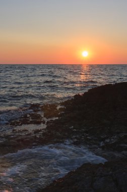 Hırvatistan yaz akşamları sırasında denize günbatımı