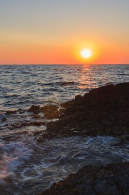 Hırvatistan yaz akşamları sırasında denize günbatımı