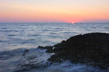 Hırvatistan yaz akşamları sırasında denize günbatımı