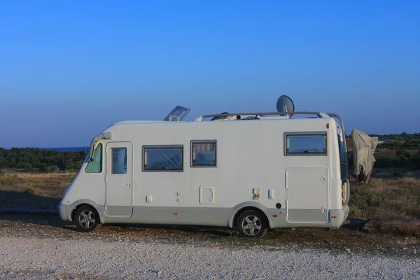 Husvagn i Kamenjak i Kroatien i solnedgången tid — Stockfoto