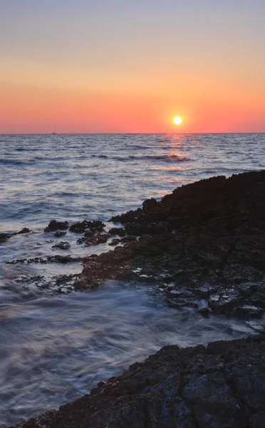 Puesta de sol sobre el mar durante la noche de verano en Croacia — Foto de Stock
