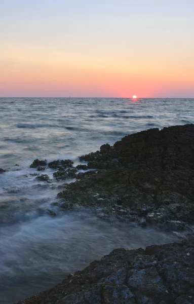 Coucher de soleil sur la mer pendant la soirée d'été en Croatie . — Photo