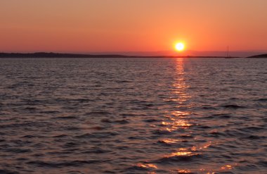Hırvatistan 'da yaz sabahı denizde gündoğumu
