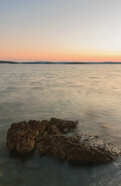 Rocky coast before sunrise in the  summer morning in Croatia — Stock Photo, Image