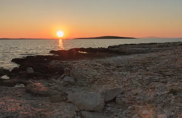 Salida del sol sobre el mar durante la mañana de verano en Croacia —  Fotos de Stock