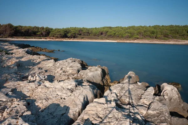 Costa rocosa y agua de mar clara en la mañana de verano en Croati — Foto de Stock