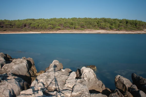 Costa rocosa y agua de mar clara en la mañana de verano en Croati — Foto de Stock