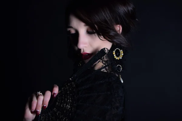 Bir güzel gizemli kadın, kırmızı ruj ve fan portre — Stok fotoğraf
