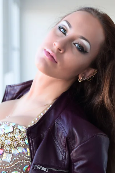 Çekici genç esmer kadın mor deri ceket ve güzel makyaj parlak sütyen — Stok fotoğraf