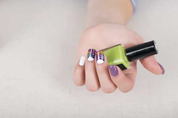 Multi kolorowy manicure jasny fioletowy i biały — Zdjęcie stockowe