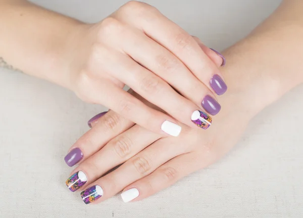 Jasne, stylowe manicure z kolorowe lakiery do paznokci żel — Zdjęcie stockowe
