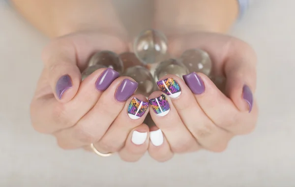 Jasne, stylowe manicure z kolorowych paznokci żel Polski holding szklane kule — Zdjęcie stockowe