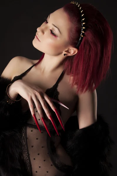 Mulher sexy bonita com cabelo vermelho e unhas compridas no casaco de peles — Fotografia de Stock