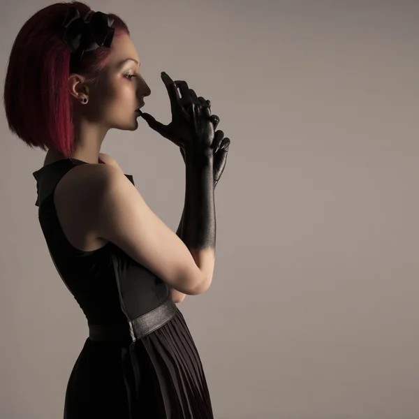 Mulher elegante bonita com cabelo vermelho e mãos pretas — Fotografia de Stock