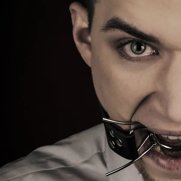 Porträt eines jungen Mannes mit weißer Sirene und Krawatte, mit Spinne im Mund — Stockfoto