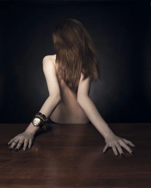 Grabado en estudio. Retrato de modelo de la espalda con el pelo largo y rizado rojo jengibre posando sobre fondo negro . —  Fotos de Stock