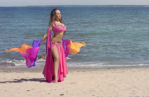 ファンとビーチのカラフルな衣装でベリー ダンサー — ストック写真