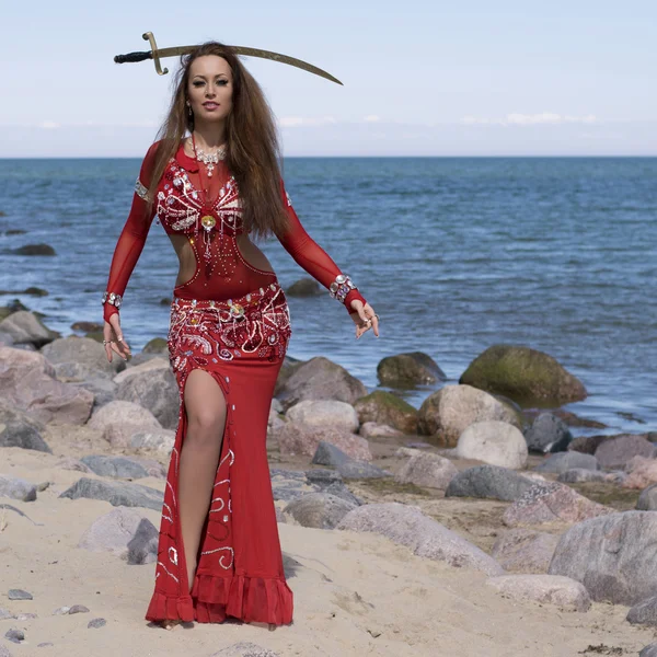 Dansöz kılıcı başındaki kırmızı kostüm — Stok fotoğraf