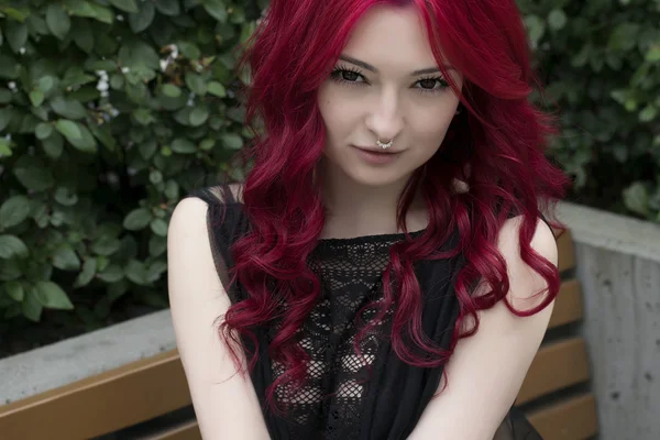 정원에서 화려한 빨강 머리 소녀 — 스톡 사진