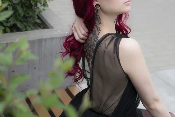 Rusovláska dívka s mandala tetování na její zpět venkovní zahrada — Stock fotografie