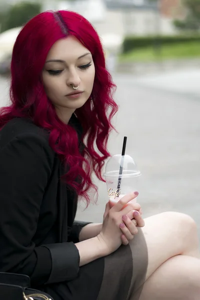 Jovem linda ruiva menina bebendo frappe ao ar livre — Fotografia de Stock